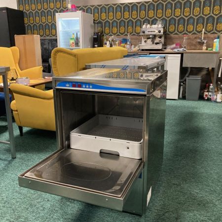 Metos pohár-tányérmosogató gép, öblítő és mosószeradagolóval, ürítőszivattyúval