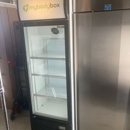 Üvegajtós hűtővitrin 300 liter