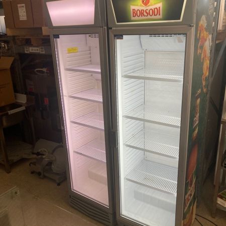 Üvegajtós hűtővitrin 400 liter