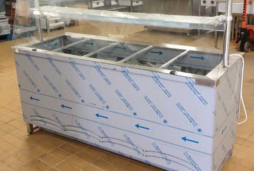 Hűtő pult 5xGN 1/1 alsó hűtött tárolóval, hajlított üveges felépítménnyel 1800MM köztes üvegpolccal