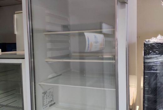 Üvegajtós hűtő:pult alá rakható 160 literes garanciával