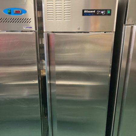 Blizzard 700 literes hűtő, GN 2/1-es, teleajtós, rozsdamentes, görgős