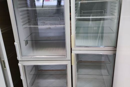 Üvegajtós hűtő:két légterű 320 literes garanciával
