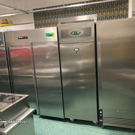 Foster 700 literes hűtőszekrény, GN 2/1-es, teleajtós, rozsdamentes, görgős 